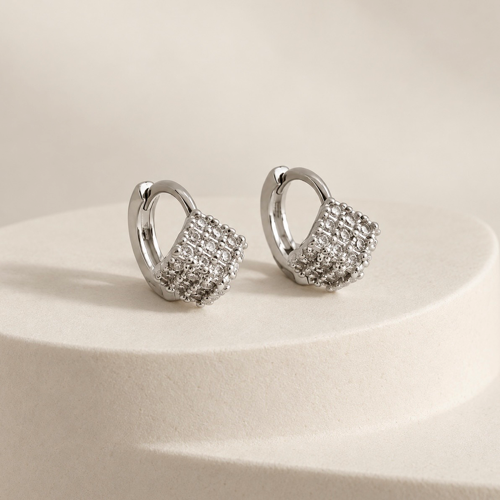 Argolla huggie rodinado silver cubo microcircones blancos 1 cm