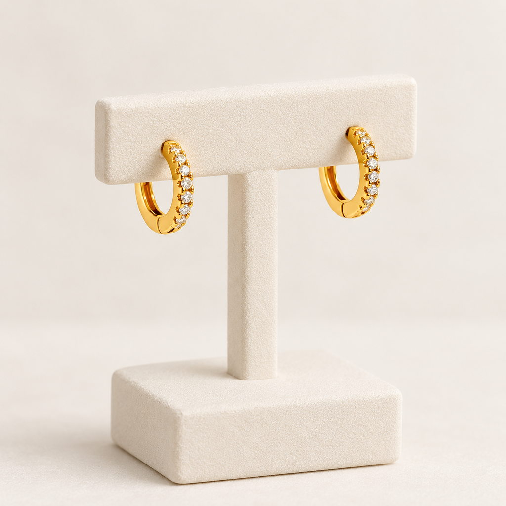 Argolla huggie rodinado gold microcircones blancos 1 cm