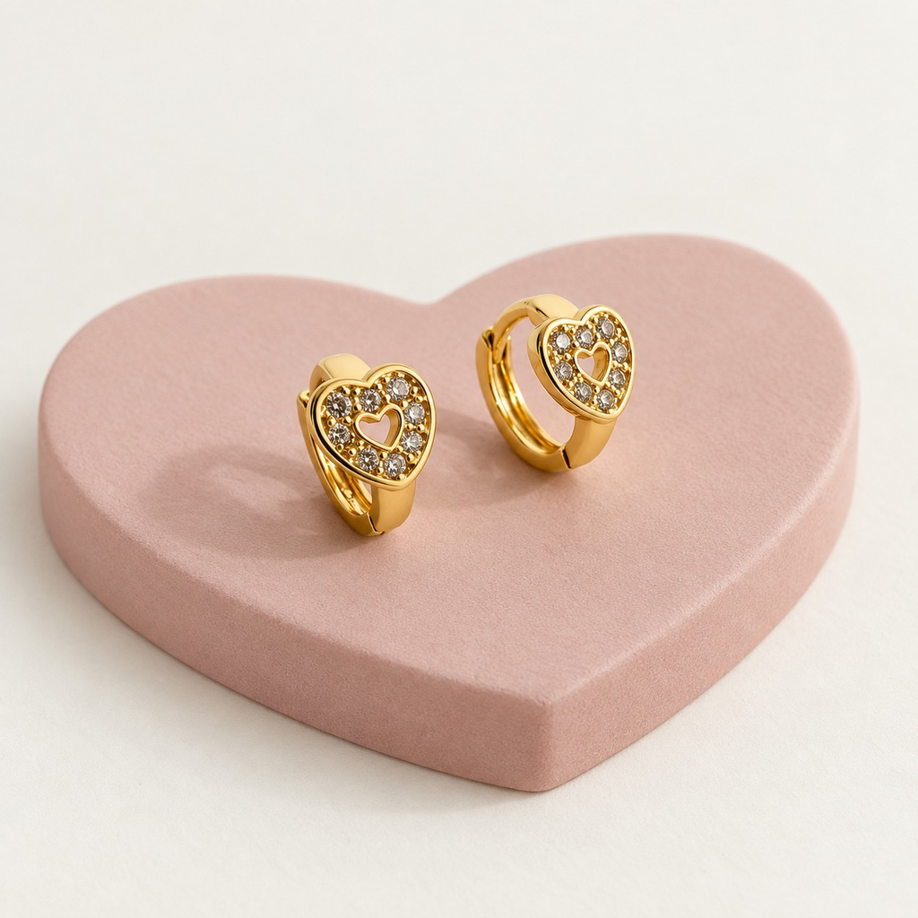 Argolla huggie rodinado gold corazón microcircones blancos 1 cm 