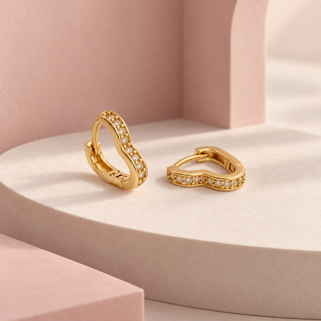 Argolla huggie rodinado gold silueta corazon circones blancon 1 cm
