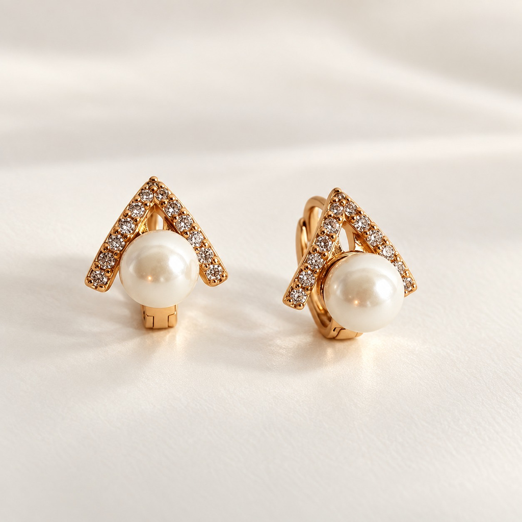 Argolla huggie rodinado gold v microcircones blancos perla 1.3 cm