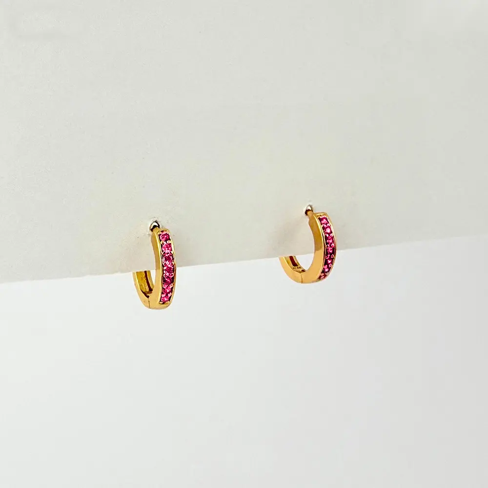 Argolla huggie rodinado gold microcircones magenta 10mm