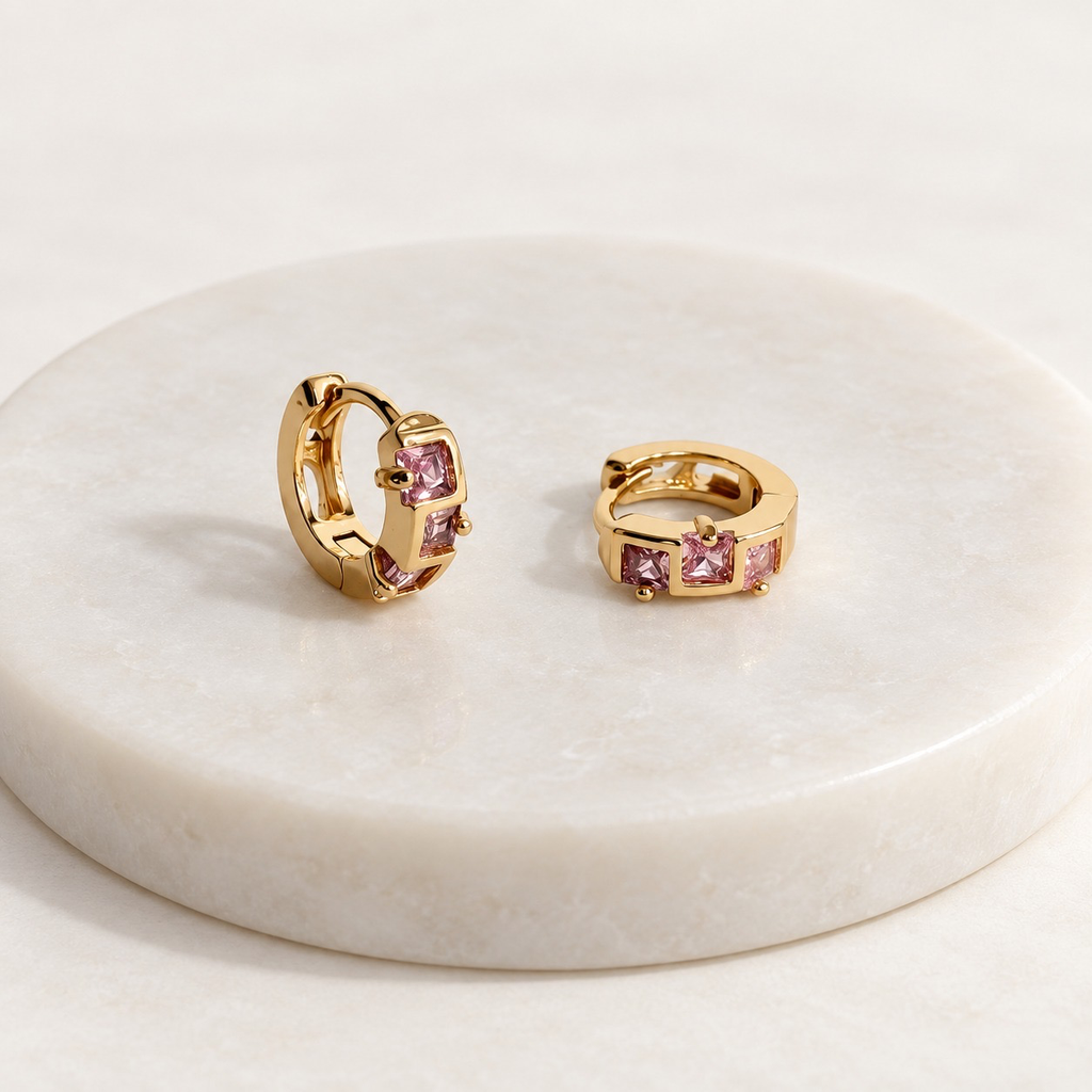 Argolla huggie rodinado gold cristales rosa 1 cm