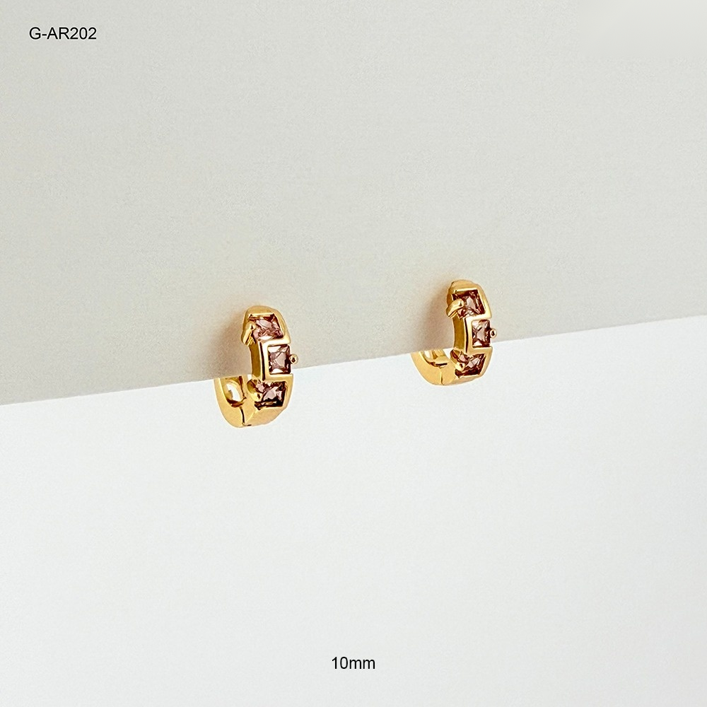 Argolla huggie rodinado gold cristales rosa 10mm
