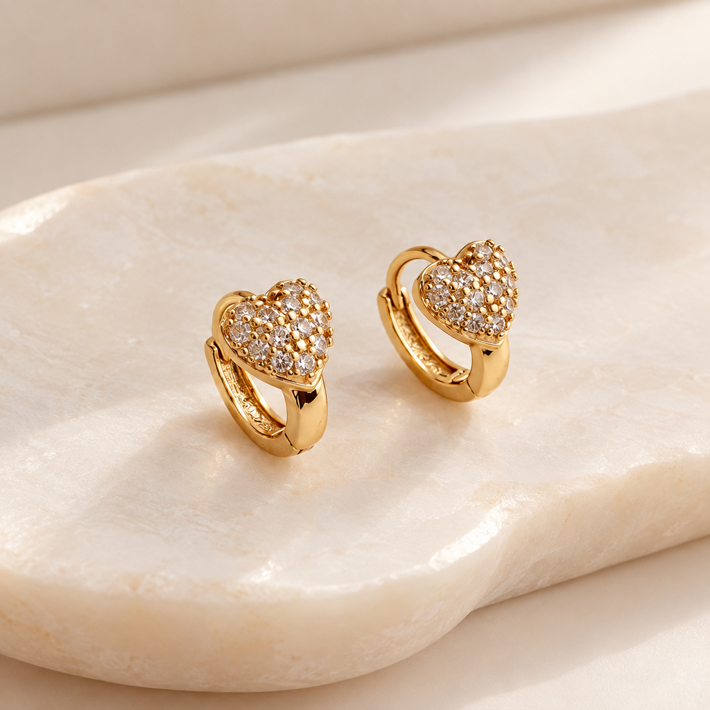 Argolla huggie rodinado gold corazon microcircones blancos 1 cm