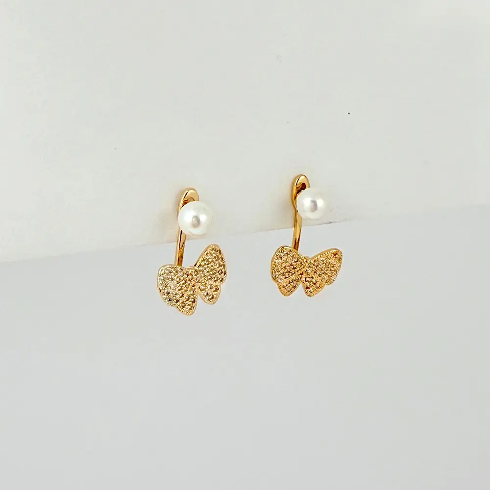 Arete de presión rodinado gold perla dije mariposa microcircones blanco