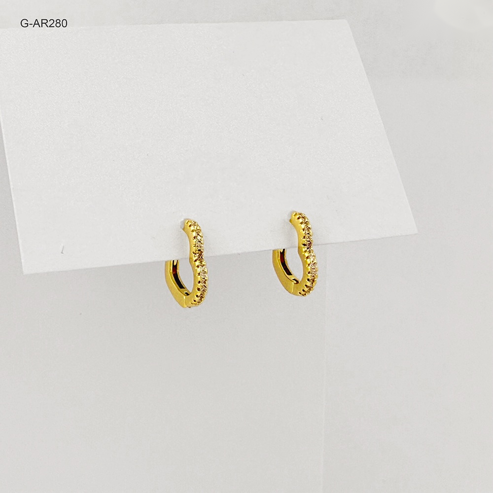 Argolla huggie rodinado gold silueta corazón microcircones blancos 10mm