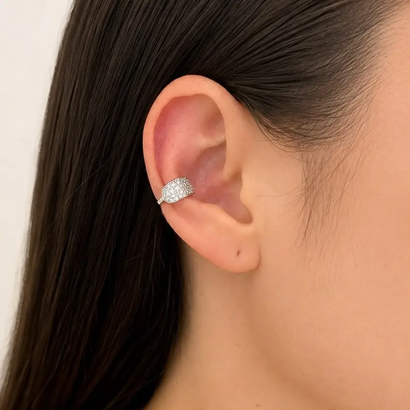 Arete en rodinado silver ear cuff rectángulo microcircones blancos