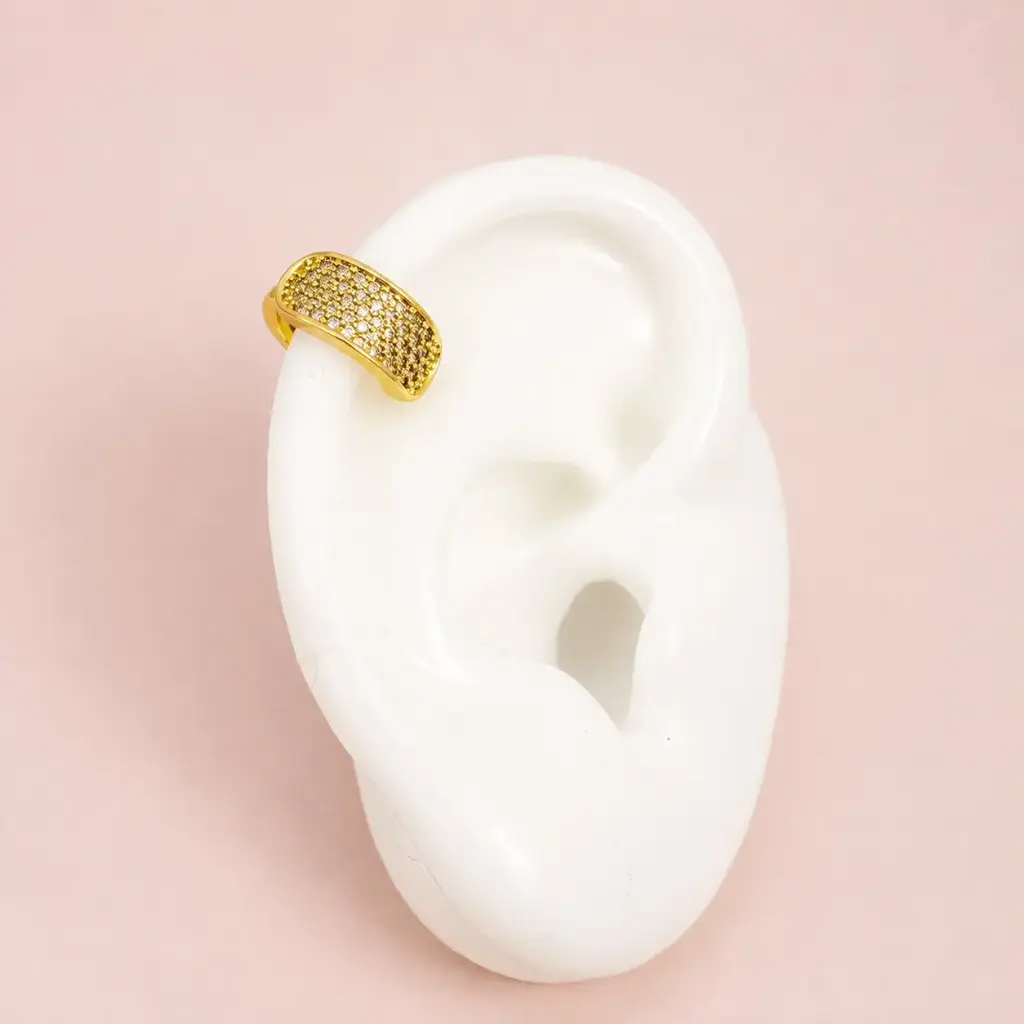 Arete en rodinado gold ear cuff rectángulo microcircones blancos