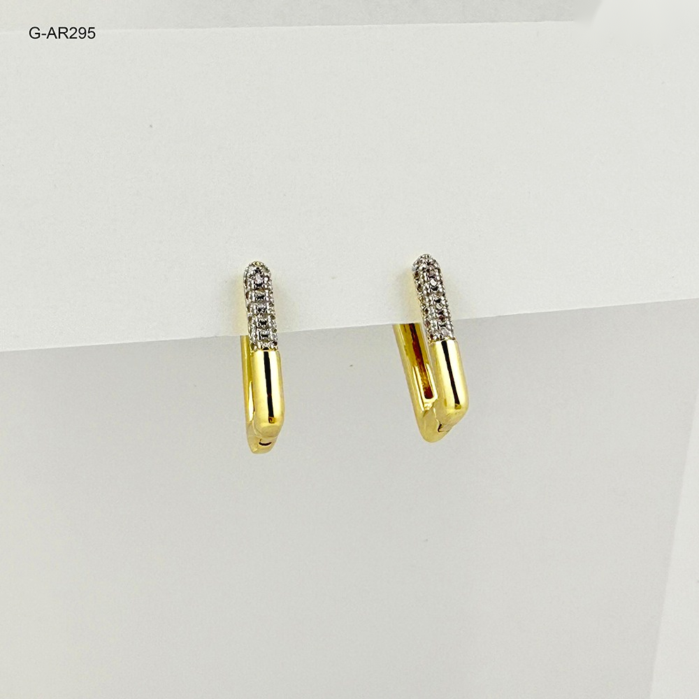 Argolla huggie en rodinado gold rectángulo 1.8 cm microcircones blancos