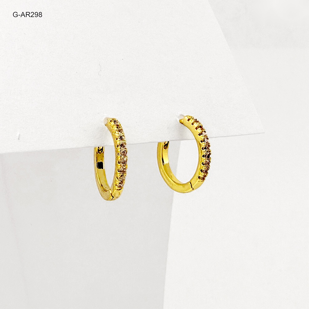 Argolla huggie rodinado gold línea microcircones blancos 15 mm