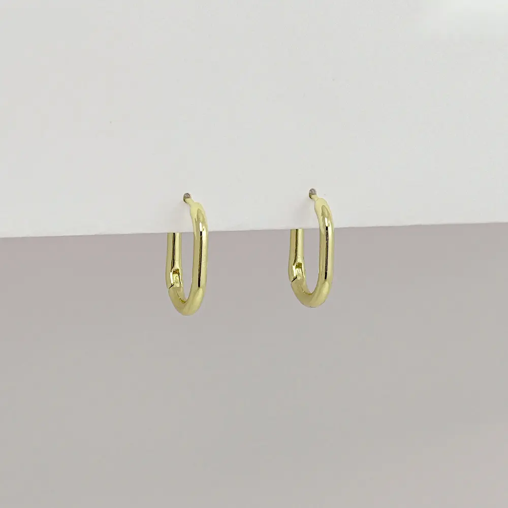 Argolla en goldfilled dorada huggie ovalada 1.6 cm