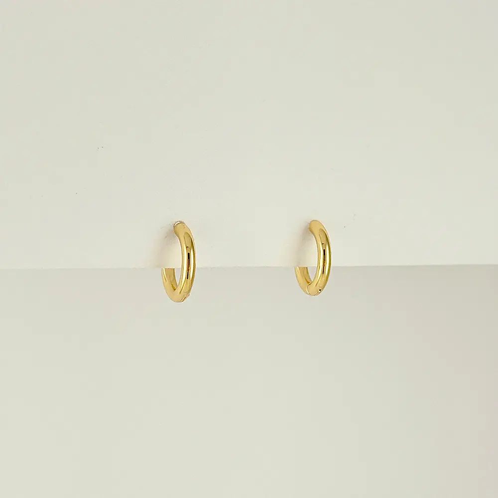 Argolla huggie en rodinado gold tipo hilo 12mm