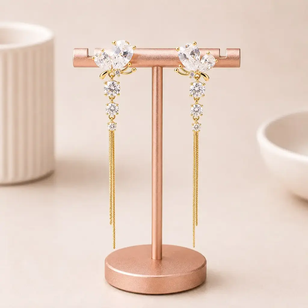Aretes largos en rodinado Gold línea premium broche poste mariposa cristales blancos 