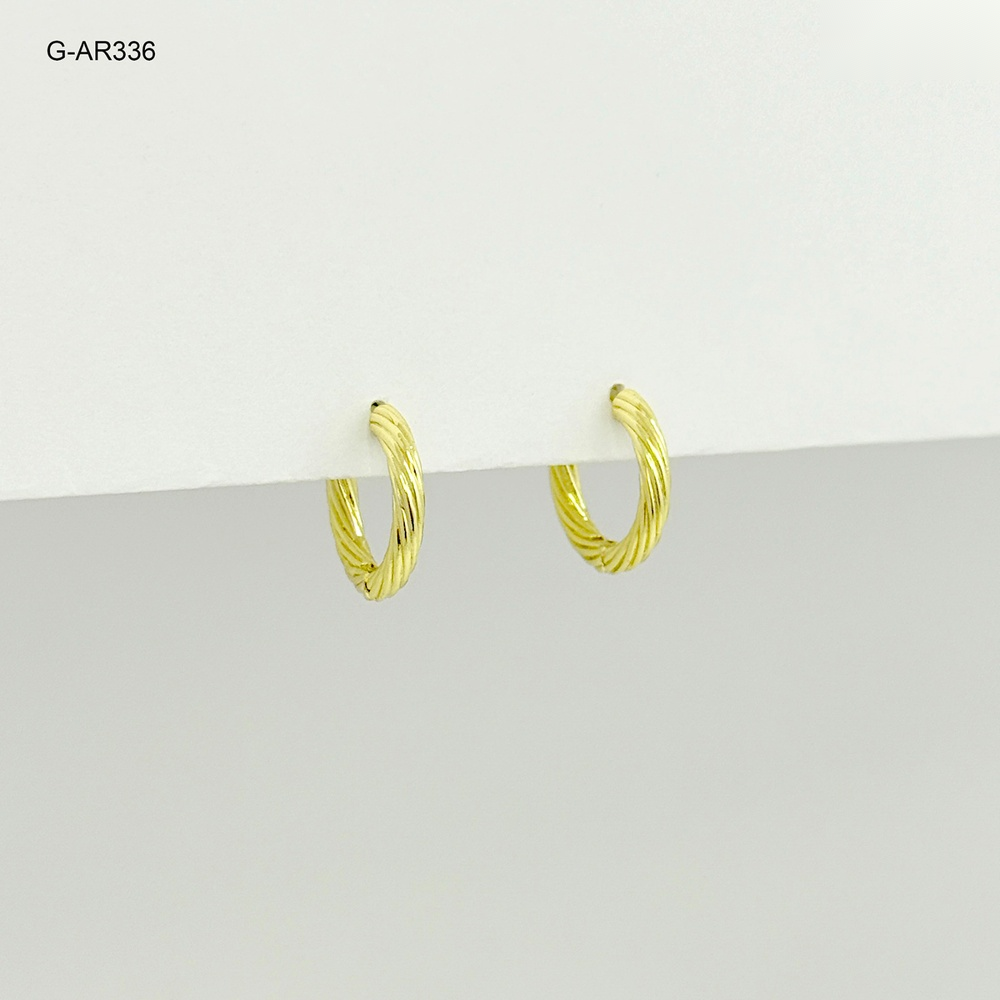 Argolla en goldfilled dorada huggie entorchada 