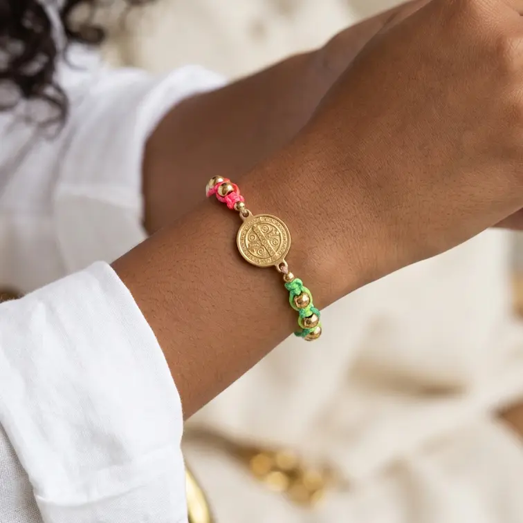 Pulsera en Acero artesanal hilo color mix dije medalla San Benito