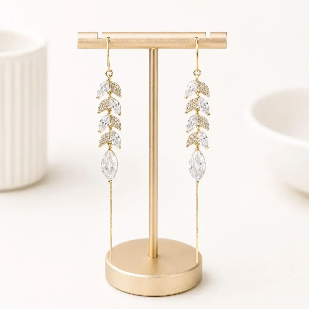 Aretes largos en rodinado Gold línea premium broche sistema de pasar hojas cristales 