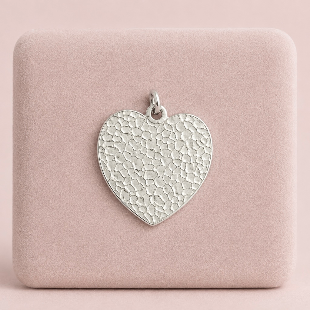 Dije en plata ley 925 corazón grande martillado