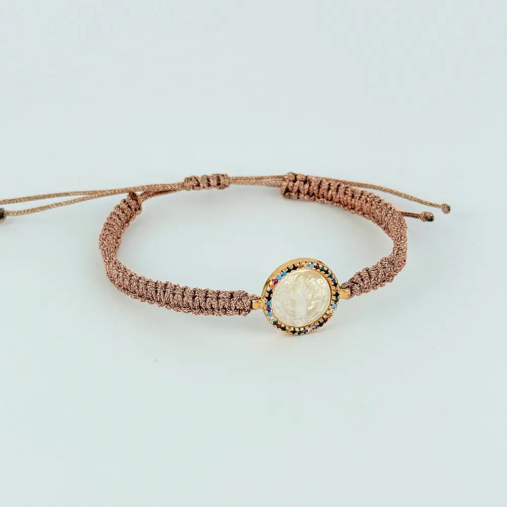 Pulsera en rodinado gold rose artesanal tejida a mano medalla san benito nácar