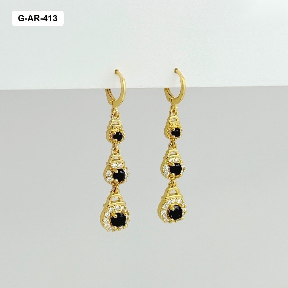 Aretes en rodinado gold largos sistema gancho cristales negros