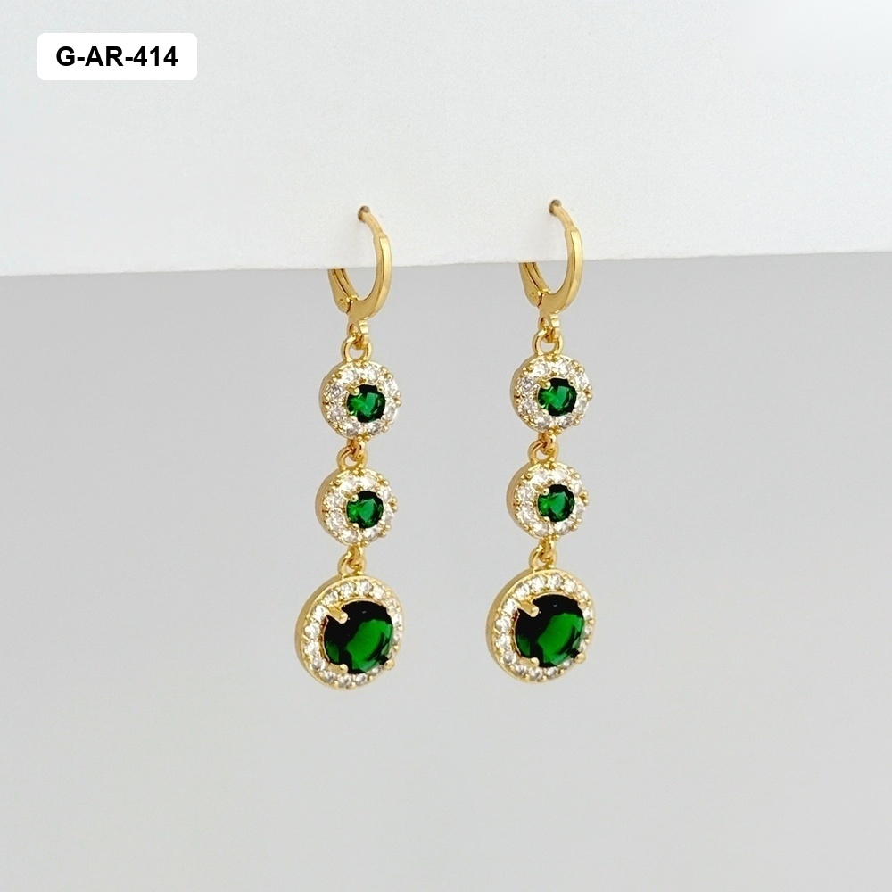 Aretes en rodinado gold largos sistema gancho cristales verdes