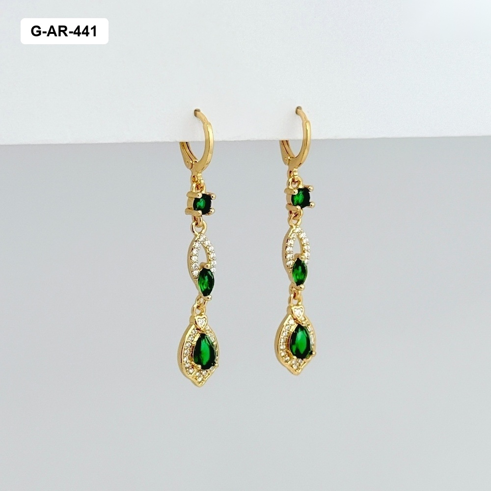 Aretes en rodinado gold largos sistema gancho cristales verdes 