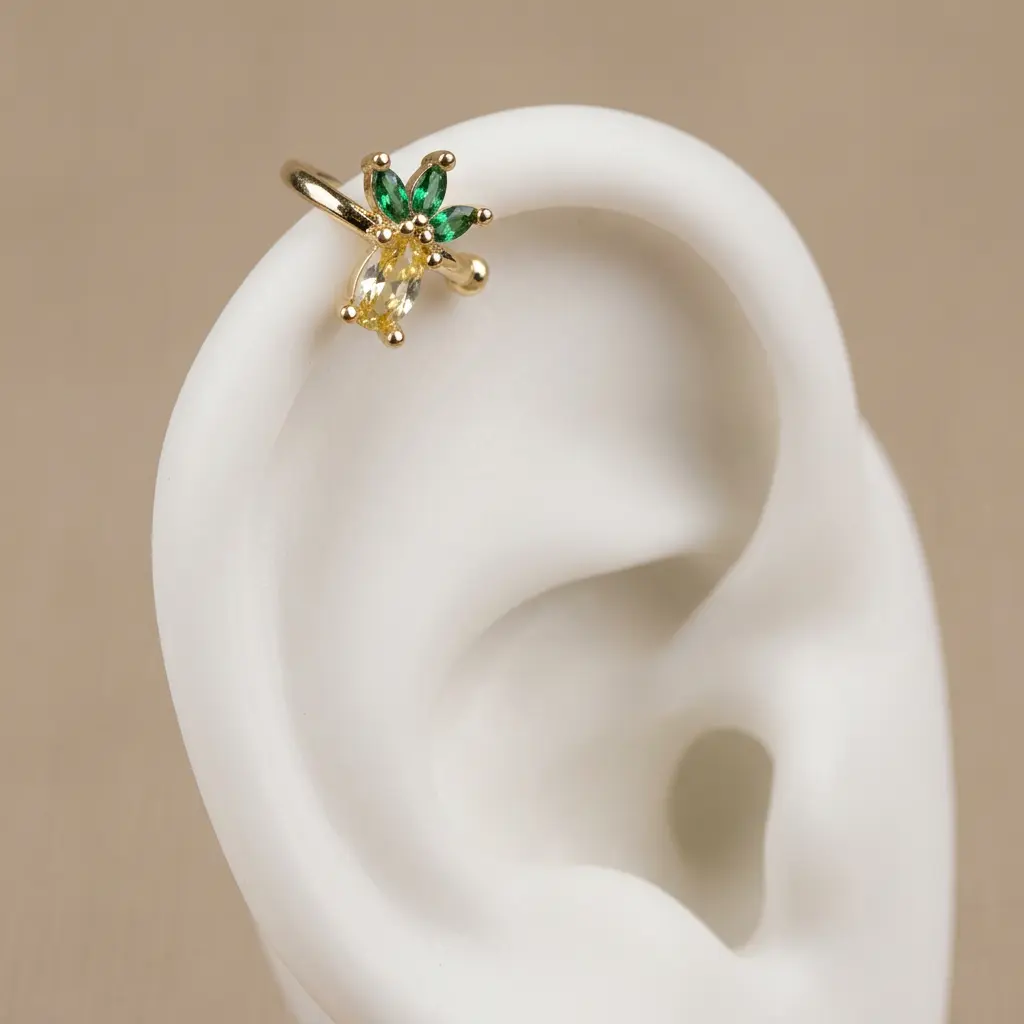 Ear cuff en rodinado gold con cristales piña