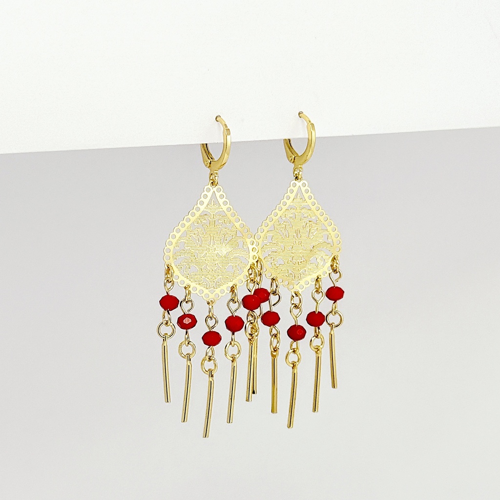 Aretes en rodinado gold largos estilo filigrana cristales rojas