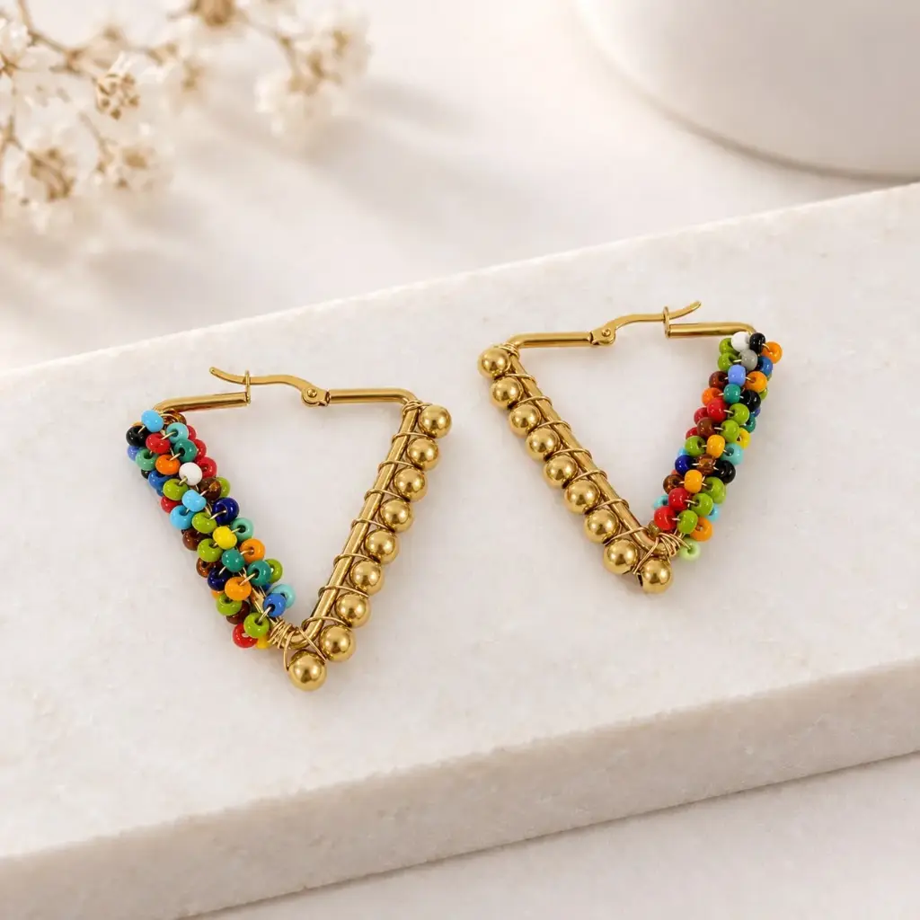 Argolla en acero gold triangular con perlas tejidas 