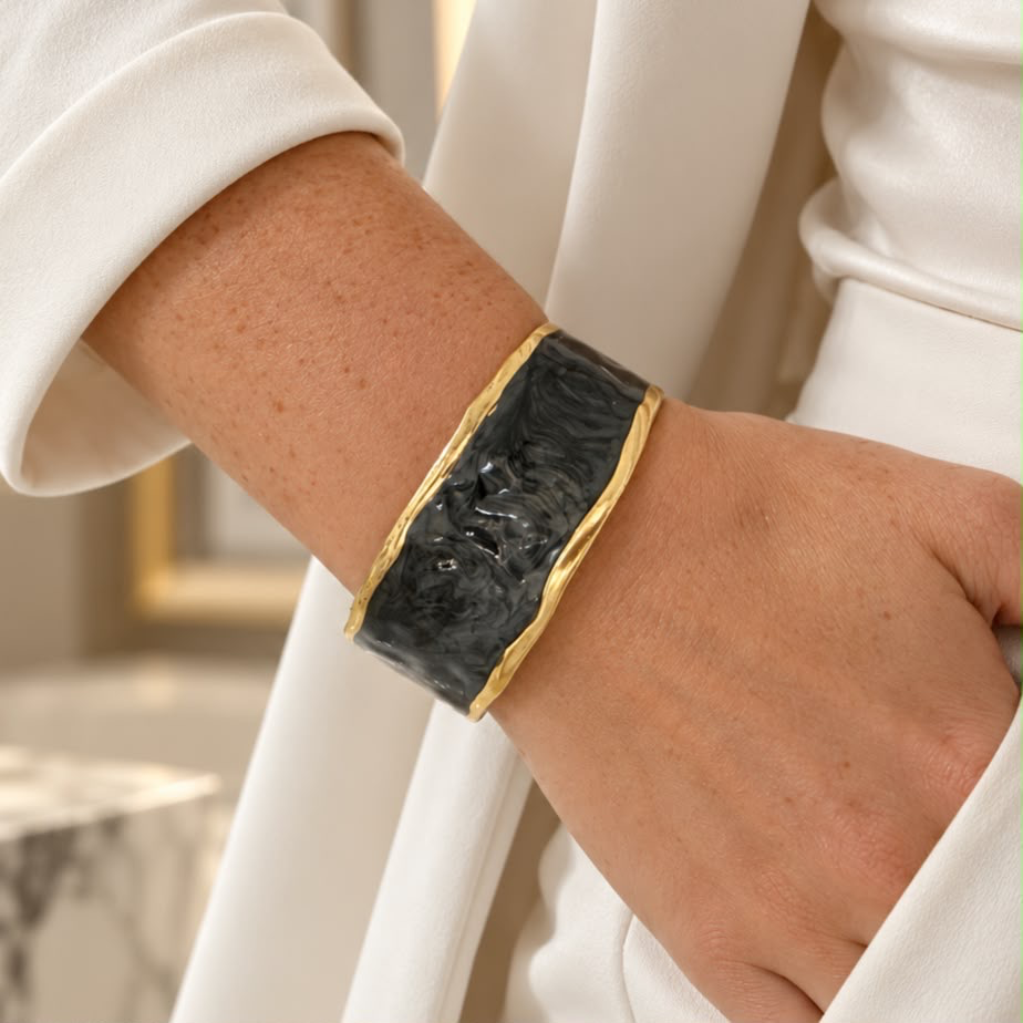 Brazalete en acero gold rigido esmaltado negro 