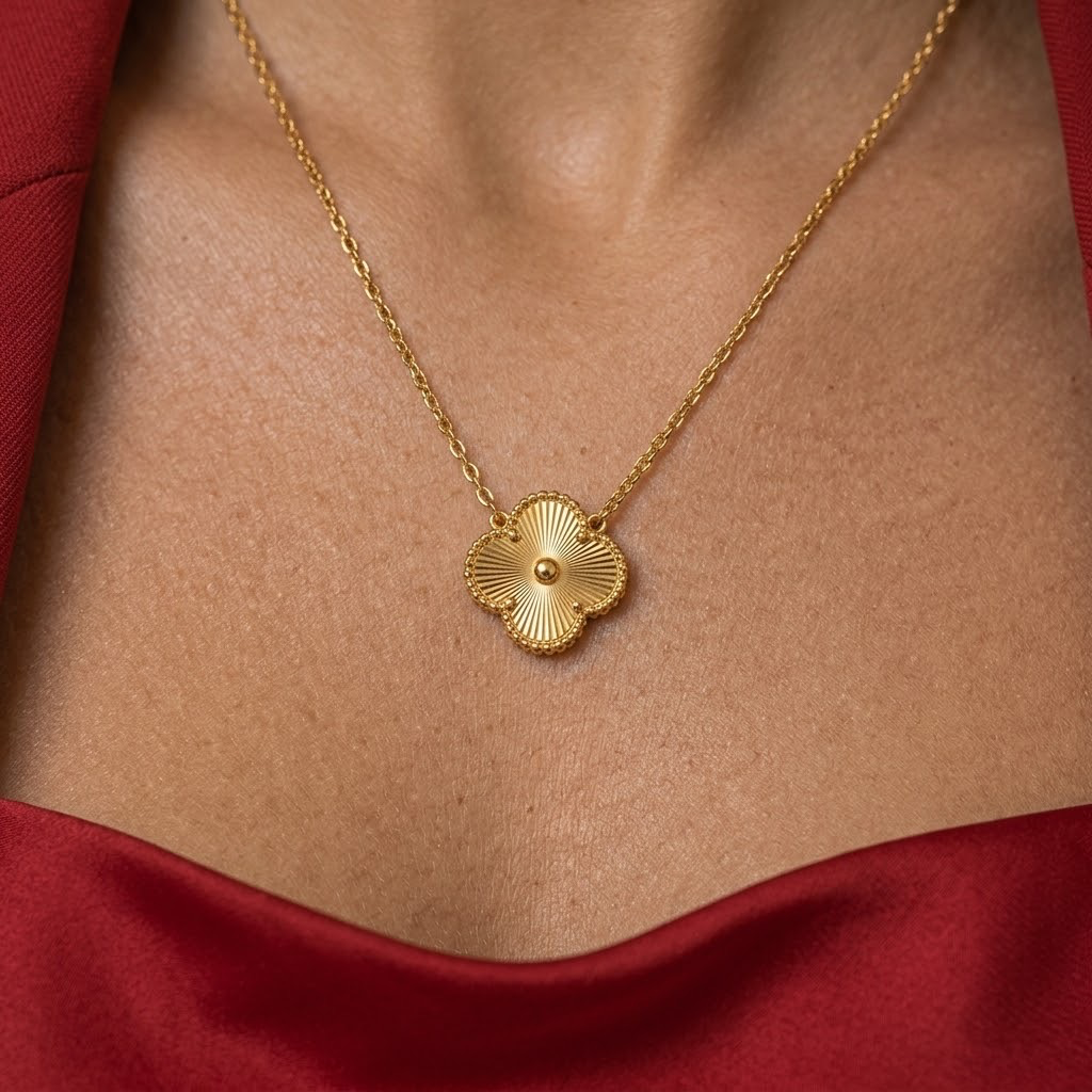 Collar en acero inoxidable flor dorada