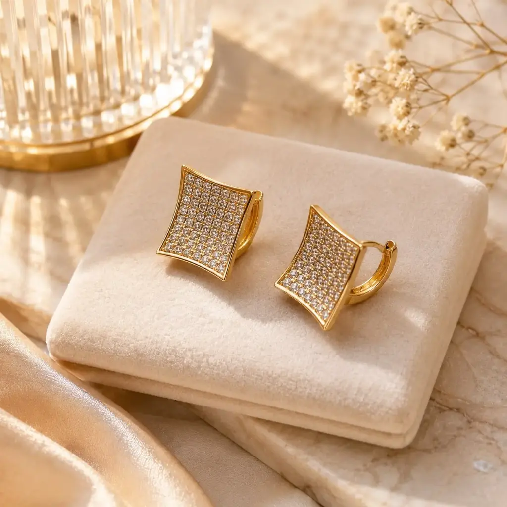 Argolla huggie en Rodinado Gold Champagne cuadrado microcirconia 1.2 cm 