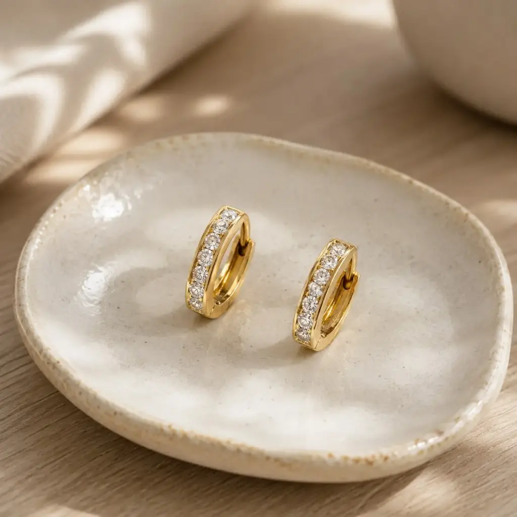 Argolla huggie en Rodinado Gold Champagne circones blancos 1.4 cm