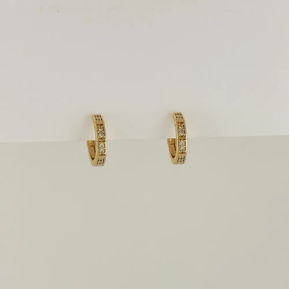 Argolla huggie en Rodinado Gold Champagne circones blancos 1.4 cm