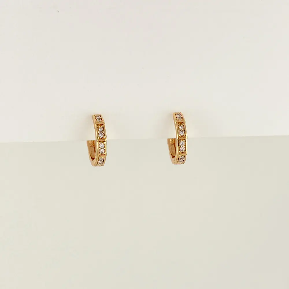 Argolla huggie en Rodinado Gold Champagne circones blancos 1.4 cm