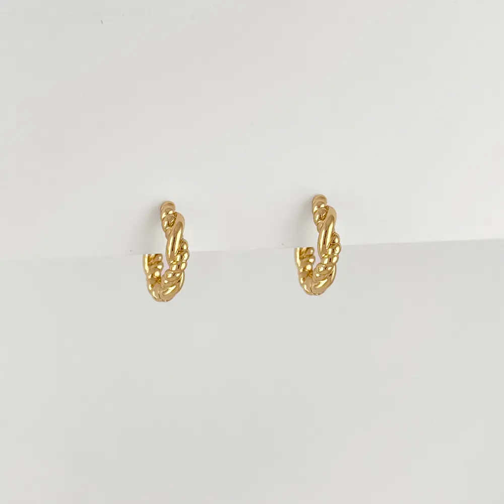 Argolla huggie en rodinado gold cadenas entrelazadas 1.5 cm