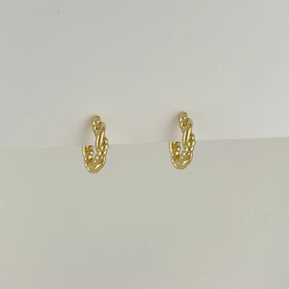 Argolla huggie en rodinado gold cadenas entrelazadas 1.5 cm