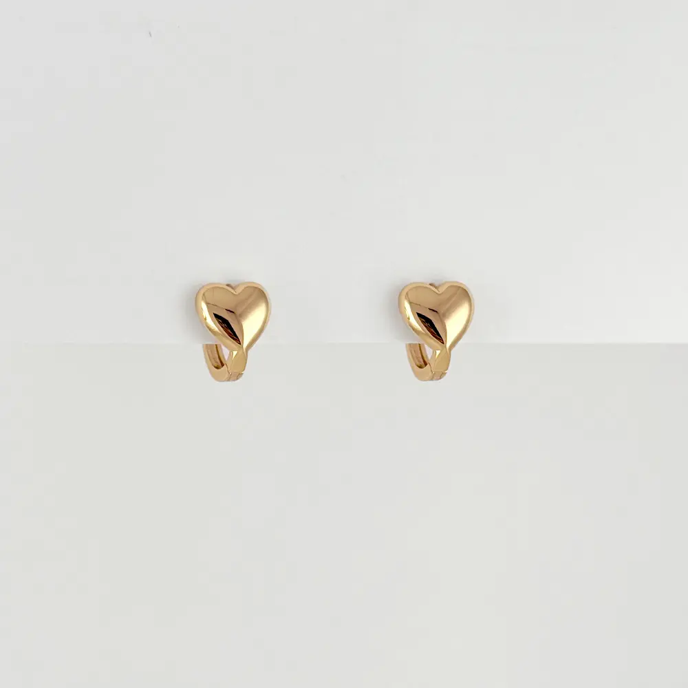 Argolla huggie en rodinado gold corazón liso 1. cm 