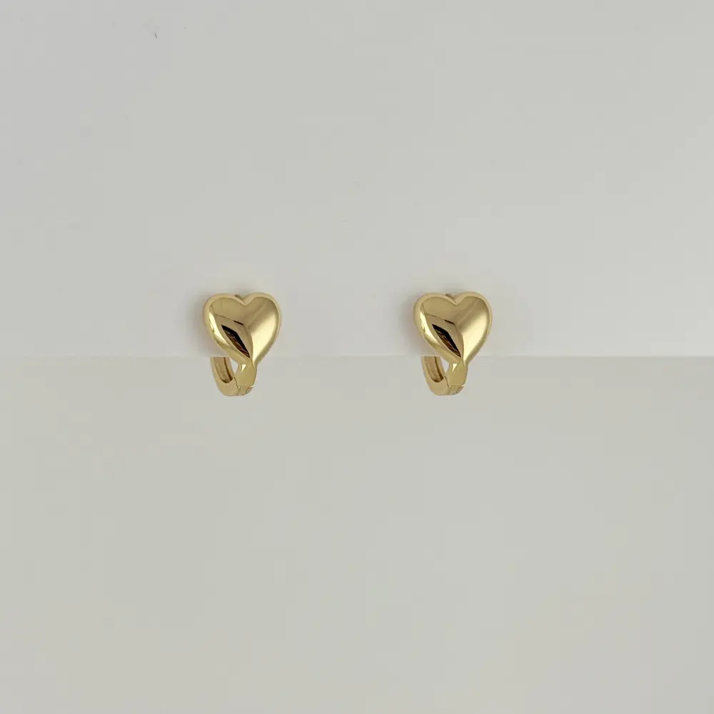 Argolla huggie en rodinado gold corazón liso 1. cm 