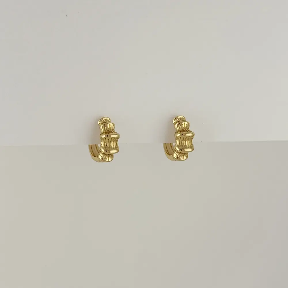 Argolla huggie en rodinado gold bambú 1.3 cm