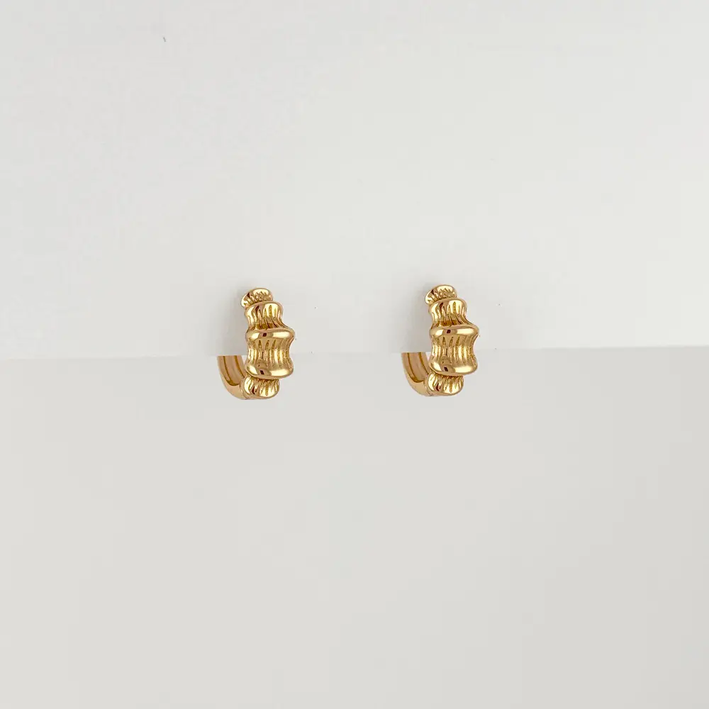 Argolla huggie en rodinado gold bambú 1.3 cm