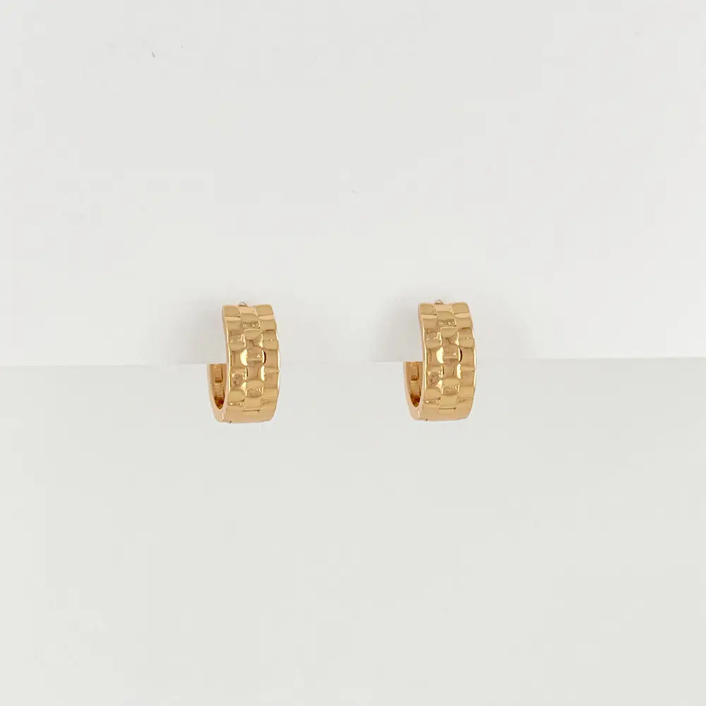 Argolla huggie en rodinado gold mosaico 1.4 cm