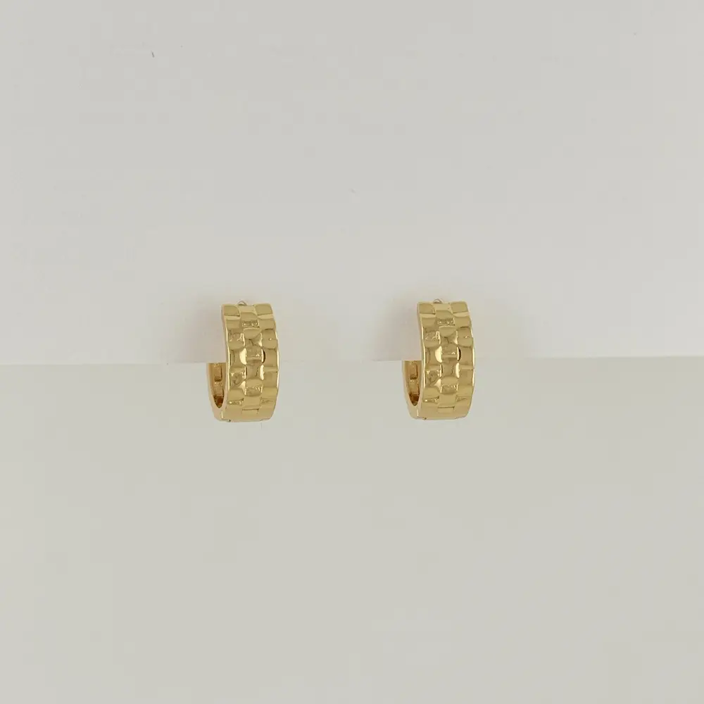 Argolla huggie en rodinado gold mosaico 1.4 cm