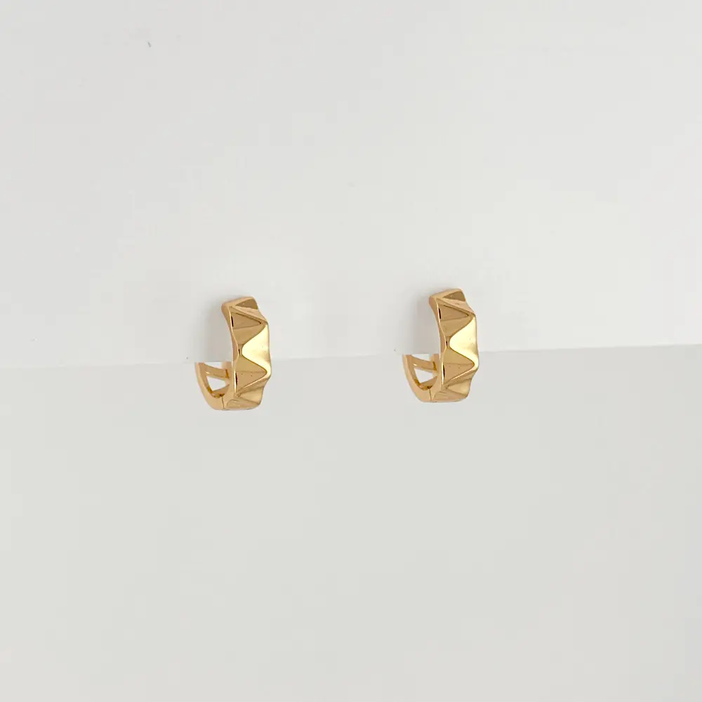 Argolla huggie en rodinado gold prisma 1.4 cm