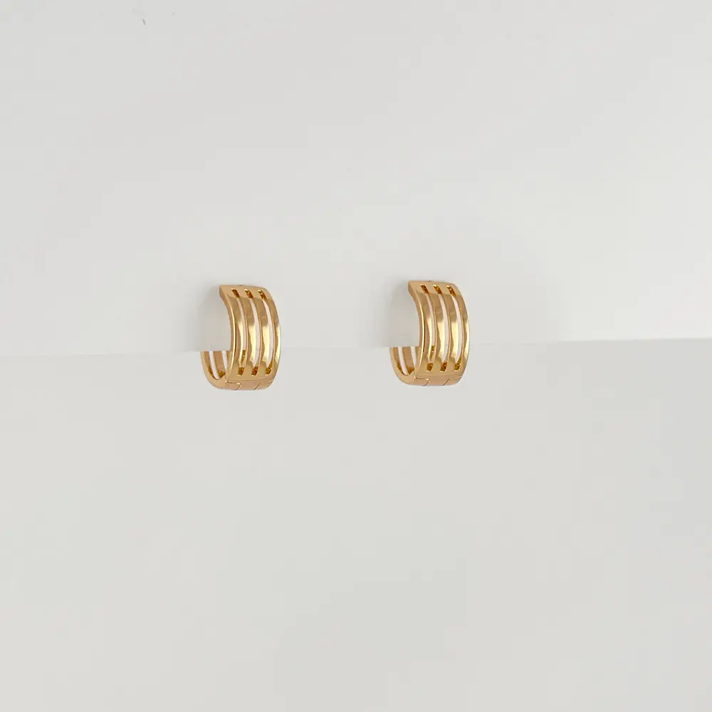 Argolla huggie en rodinado gold cuatro líneas 1.3 cm