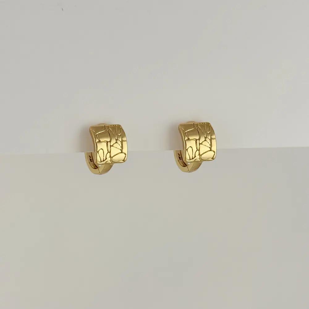 Argolla huggie en rodinado gold craqueladas 1,5 cm