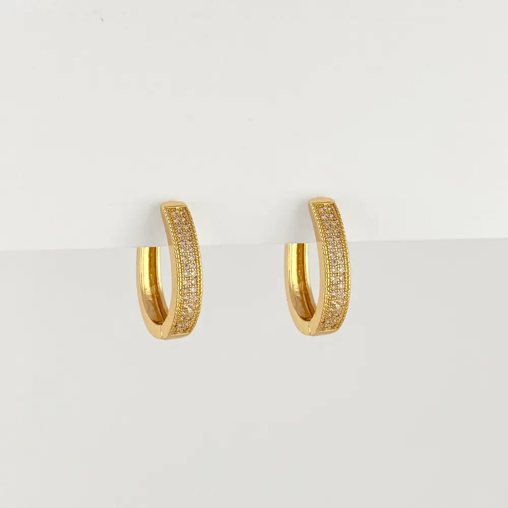 Argolla huggie en Rodinado Gold Champagne ovalada microcircones blancos 2 cm