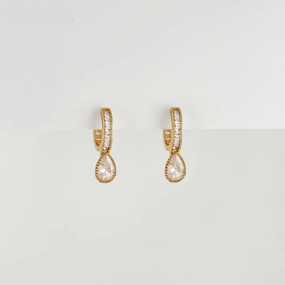 Argolla huggie en Rodinado Gold Champagne dije gota cristales baguette 1.6 cm