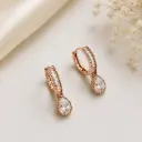 Argolla huggie en Rodinado Gold Champagne dije gota cristales baguette 1.6 cm