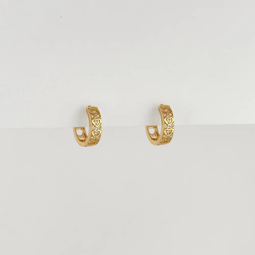 Argolla huggie en Rodinado Gold Champagne siluetas corazones microcirconess 1.4 cm